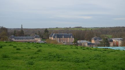 Le château de Grignon, dans le parc actuellement occupé par AgroParisTech, à Thiverval-Grignon (Yvelines), le 17 décembre 2015. (YANN THOMPSON / FRANCETV INFO)