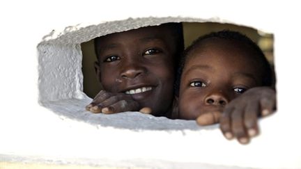 Des enfants haïtiens dans une école de la banlieue ouest de Port-au-Prince, le 12 septembre 2010 (AFP PHOTO / PATRICE COPPEE)