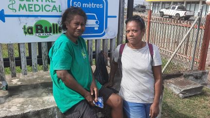 Françoise et Maeva habitent le village de La FOA, à une centaine de kilomètres de Nouméa. Ici, les habitants préservent la paix civile. Françoise est pro-indépendance, Maeva se dit neutre. (SANDRINE ETOA-ANDEGUE / RADIO FRANCE)