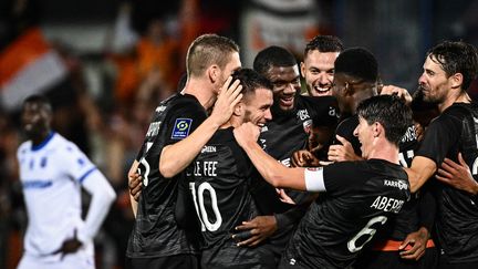 La joie des joueurs du FC Lorient lors de leur victoire sur la pelouse d'Auxerre (1-3) pour le compte de la 8e journée de Ligue 1, le 16 septembre 2022 (JEFF PACHOUD / AFP)