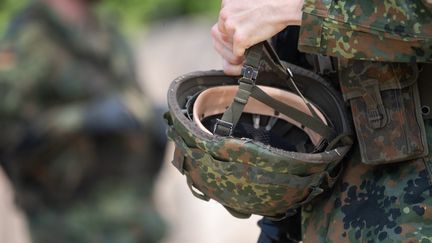 Un réserviste allemand en formation tient son casque lors d'un module de formation du Commandement de l'État de Hesse, le 11 mai 2022. (PHOTO D'ILLUSTRATION / SEBASTIAN GOLLNOW / DPA)