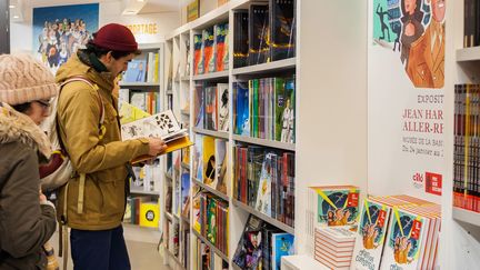 Un visiteur lit une BD lors du Festival de BD d'Angoulême en 2019.&nbsp; (YOHAN BONNET / AFP)