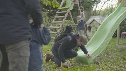 Le journaliste Martin Boudot analyse le sol d'un jardin d'Evin-Malmaison (Pas-de-Calais). (PREMIERE LIGNE TELEVISIONS)