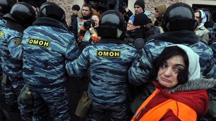 La police russe arr&ecirc;te des activistes anti-Poutine &agrave; Saint Petersbourg&nbsp;(Russie) le 10 mars 2012. (OLGA MALTSEVA / AFP)