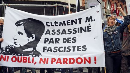 Des personnes marchent en mémoire de Clément Méric, le 8 juin 2013, à Toulouse (Haute-Garonne).&nbsp; (REMY GABALDA / AFP)