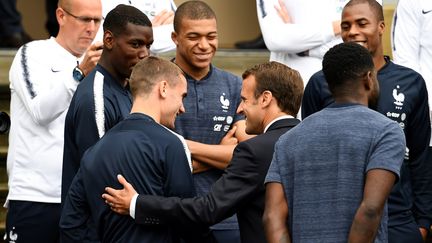 Emmanuel Macron avec l'équipe de France de football à Clairefontaine, le 5 juin 2018. (FRANCK FIFE / AFP)