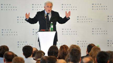 Dominique Strauss-Kahn devant des &eacute;tudiants &agrave; Kiev (Ukraine), le 4 avril 2012. (SERGEI SUPINSKY / AFP)