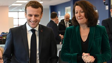 Emmanuel Macron et Agnès Buzyn le 20 janvier 2020, lors d'une visite dans une usine à&nbsp;Dunkerque (Nord). (DENIS CHARLET / AFP)