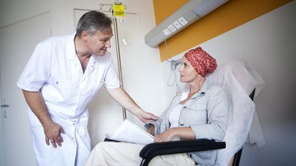 Une patiente suivant une chimiothérapie et son médecin. (Photo d'illustration) (AMELIE-BENOIST / AFP)