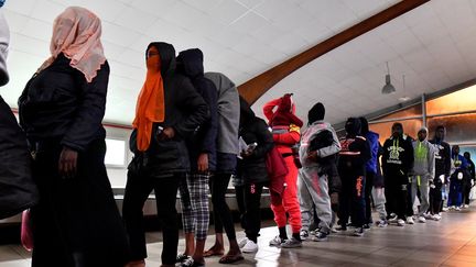 Des migrants ivoiriens rapatriés de Libye à l'aéroport d'Abidjian, en Côte d'Ivoire, le 20 novembre 2017. (ISSOUF SANOGO / AFP)