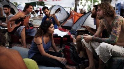 De jeunes étudiants participent à "la révolte des tentes". (MENAHEM KAHANA / AFP)