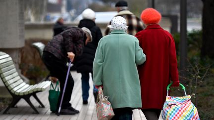 Près d'une personne de plus de 75 ans sur deux est gênée pour effectuer des gestes du quotidien chez elle, selon une étude de la Drees publiée le 1er juin 2018. (GERARD JULIEN / AFP)