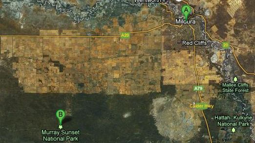 L'application Apple Maps de l'iPhone 5 place Mildura en Australie (point A) au beau milieu du Murray Sunset national park (point B), &eacute;garant les automobilistes. (CAPTURE D'ECRAN GOOGLE MAPS / FRANCETV INFO )