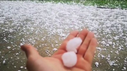 Dans la nuit du dimanche 22 au lundi 23 mai, une tempête de grêle a provoqué d'importants dégâts dans l'Ouest de la France. Mais comment expliquer ce phénomène ? &nbsp; (FRANCE 2)