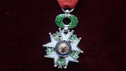 Une médaille de chevalier de la Légion d'honneur photographiée le 30 mars 2015.&nbsp; (JACQUES DEMARTHON / AFP)