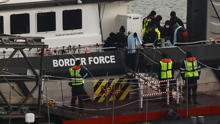 Les 43 rescapés ont été escortés par un bateau des garde-côtes anglais à Dover, au Royaume-Uni, le 14 décembre 2022. (CARLOS JASSO / AFP)