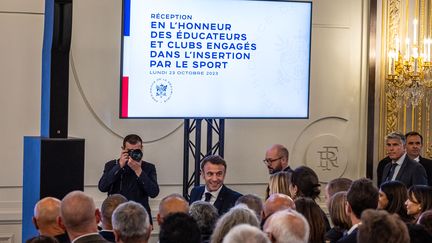 Emmanuel Macron paritcipe à une rencontre avec des éducateurs pour l'insertion professionnelle par le sport, à l'Elysée à Paris, le 23 octobre 2023. (CHRISTOPHE PETIT TESSON / AFP)