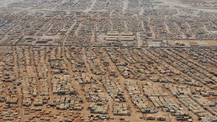 Vue a&eacute;rienne du camp de Zaatari (Jordanie) o&ugrave; vivent plus de 115 000 r&eacute;fugi&eacute;s syriens &agrave; quelques 8 kilom&egrave;tres de leur pays, le 18 juillet 2013. (MANDEL NGAN / AFP)