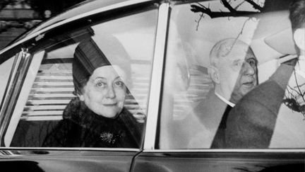 Charles de Gaulle et son épouse Yvonne à leur arrivée à l'Elysée le 21 décembre 1965. (AFP)