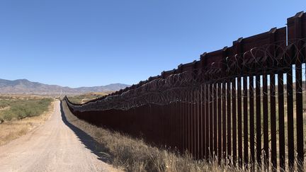 Le mur qui sépare l'Arizona du Mexique, près de Nogalès. (GILLES GALINARO - FRANCEINFO - RADIO FRANCE)