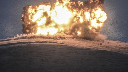 Des militants de l'organisation Etat islamique sont visés par une frappe aérienne, le 23 octobre 2014, près de la frontière turque au nord de Raqqa (Syrie). (BULENT KILIC / AFP)