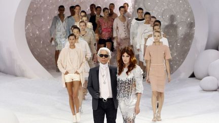 Karl Lagerfeld pour Chanel lors du final du défilé pap printemps-été 2012
 (P. Kovarik / AFP)