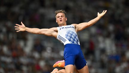 Thibaut Collet célèbre en apesanteur. Cinquième du concours du saut à la perche, le jeune espoir français s'est transcendé en finale, pour y battre deux fois son record personnel, qui culmine désormais à 5m90. (ANDREJ ISAKOVIC / AFP)