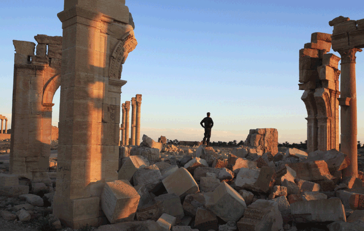 A Palmyre, les soldats syriens , nouveaux gardiens de la cité antique. (JEAN-FRANCOIS LAGROT / GEO)