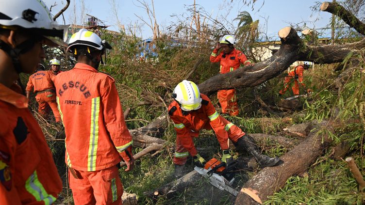 Members of the emergency services in Sittwe (Burma), May 17, 2023, after the passage of Cyclone Mocha.  (SAI AUNG MAIN / AFP)