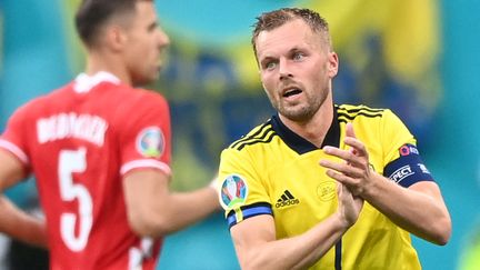 La Suède de Sebastian Larsson a arraché la première place du groupe E, le 23 juin 2021. (KIRILL KUDRYAVTSEV / POOL / AFP)