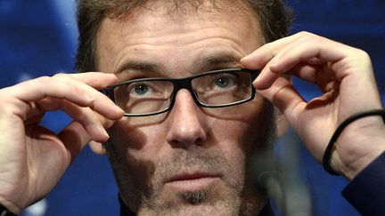 Laurent Blanc ajuste ses lunettes (FRANCK FIFE / AFP)