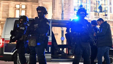 La police autrichienne à Vienne le 2 novembre 2020, après l'attentat dans la capitale.&nbsp; (JOE KLAMAR / AFP)