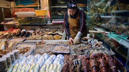 Un marché de poissons et fruits de mer à Pékin (photo d'illustration). (NICOLAS ASFOURI / AFP)