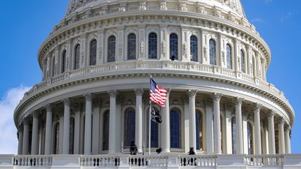 Le drapeau américain devant le Capitole, à Washington (Etats-Unis), le 20 janvier 2021. (ROB CARR / GETTY IMAGES NORTH AMERICA / AFP)