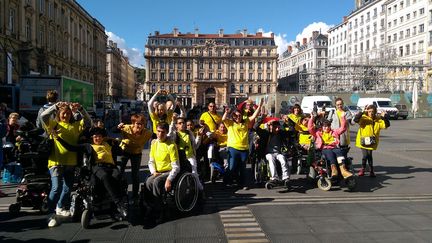 Les participants à l'événement organisé par l'Association régionale Rhône-Alpes des infirmes moteurs cérébraux, devant l'hôtel de Ville de Lyon. (FACEBOOK/ARIMC RHÔNE ALPES)