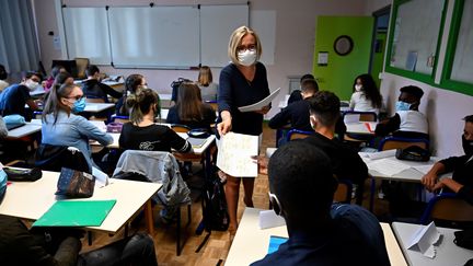 Des élèves en classe dans un lycée de Rennes, le 1er septembre 2020. (DAMIEN MEYER / AFP)