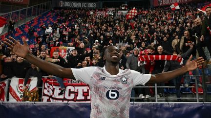 Le Lillois Ngal'ayel Mukau célèbre ses deux buts et la victoire du Losc à Bologne en Ligue des champions, le 27 novembre 2024. (ALBERTO PIZZOLI / AFP)