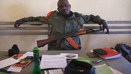 Un officier de police miitaire pose dans son bureau &agrave; Gao (Mali), le 23 f&eacute;vrier 2013. (JOE PENNEY / REUTERS)