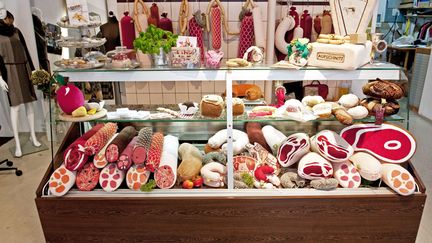 Etal de boucherie r&eacute;alis&eacute; &agrave; partir de tissus par l'artiste v&eacute;g&eacute;tarienne Silvia Wald et expos&eacute; &agrave; Berlin (Allemagne), le 10 octobre 2012. (ROBERT SCHLESINGER / DPA)