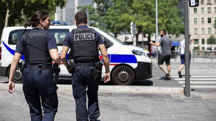 Des policiers&nbsp;dans le quartier de la Guillotière, à Lyon (Rhône), le 21 juillet 2022. (NORBERT GRISAY / HANS LUCAS / AFP)