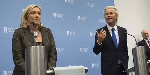 La présidente du Front National, Marine Le Pen, et le leader du Parti de la liberté (PVV) néerlandais, Geert Wilders, lors d'une conférence de presse à La Hague le 13 novembre 2013. (Reuters - Toussaint Kluiters - United Photos)