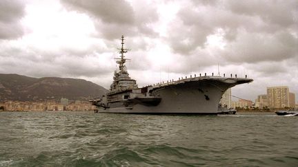 Le porte-avions Foch quittait définitivement le port de Toulon (Var), le 2 novembre 2000. (ERIC ESTRADE / AFP)