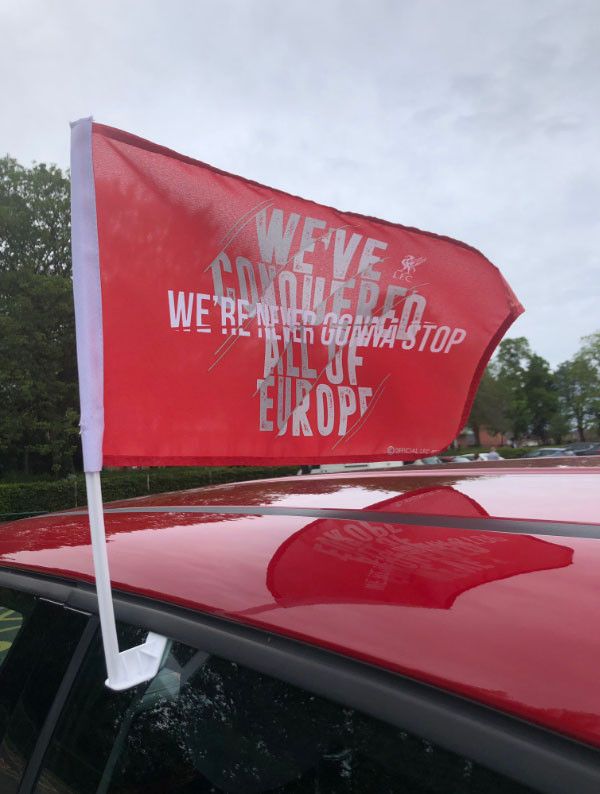 Un drapeau aux couleurs du club sur une voiture d'un habitant.&nbsp; (FANNY LECHEVESTRIER / FRANCEINFO)