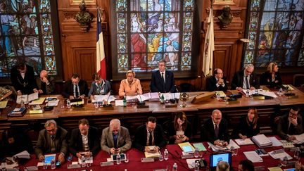 Isabelle et Patrick Balkany lors du conseil municipal de Levallois-Perret, le 15 avril 2019. (STEPHANE DE SAKUTIN / AFP)