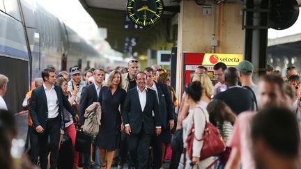 Fran&ccedil;ois Hollande et Val&eacute;rie Trierweiler, sa compagne, le 19 ao&ucirc;t &agrave; la gare de Lyon (Paris). (THOMAS SAMSON / AFP)