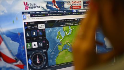 Une femme joue à une simulation du Vendée Globe, le 19 octobre 2016 à Rennes en Ille-et-Vilaine (photo d'illustration). (LOIC VENANCE / AFP)