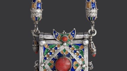 Collier orné d’une boîte à talisman herz Grande Kabylie, Algérie, XXe siècle Argent émaillé et corail.
 (Collection Bouvier © Marc Bouvier )