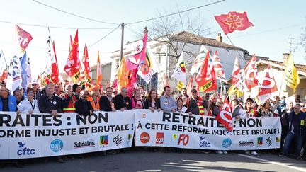 Des représentants syndicaux prennent part à une manifestation contre le projet de réforme des retraites, le 16 février 2023 à Albi (Tarn). (CHARLY TRIBALLEAU / AFP)