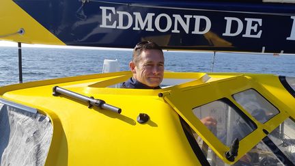 Sébastien Josse à la barre de son Maxi-Trimaran Gitana 17 pour la Route du Rhum, le 19 octobre 2018. (FABRICE RIGOBERT / FRANCE-INFO)