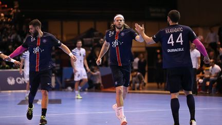 Mikkel Hansen (au centre), ici félicité par son coéquipier du PSG, Nikola Karabatic. (ANTHONY MASSARDI / MAXPPP)